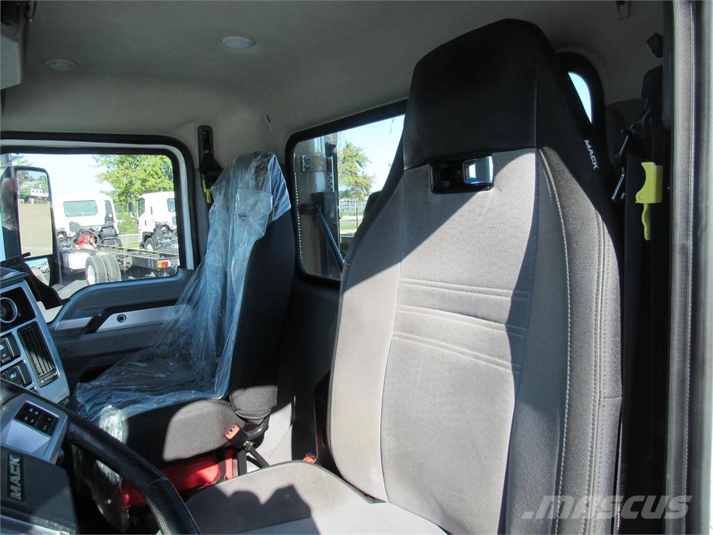 Mack ANTHEM 64T DAYCAB Седельные тягачи