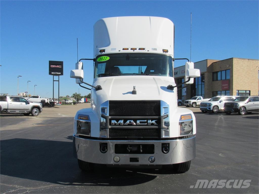 Mack ANTHEM 64T DAYCAB Седельные тягачи
