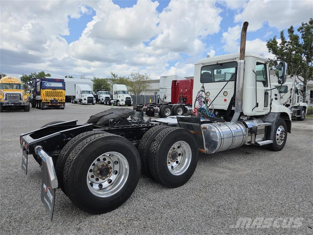 Mack CXU613 Tegljači