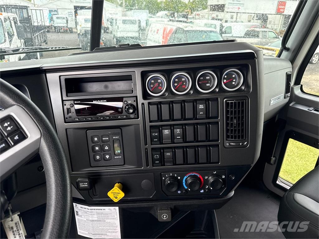 Mack GR64B Autobasculanta