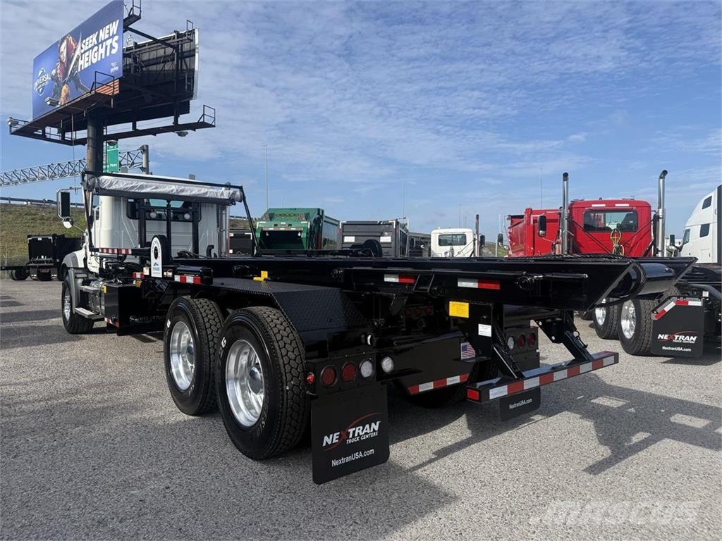 Mack GR64B Camion altro