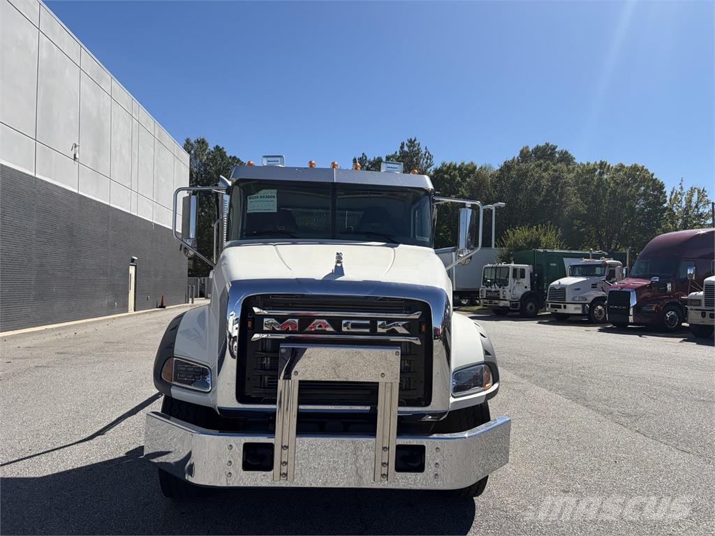 Mack GR64B Anders