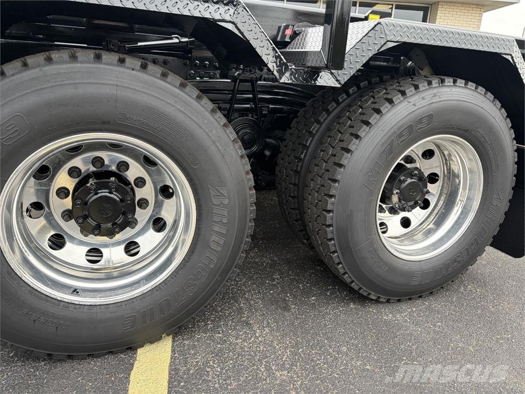 Mack GR64B Other trucks