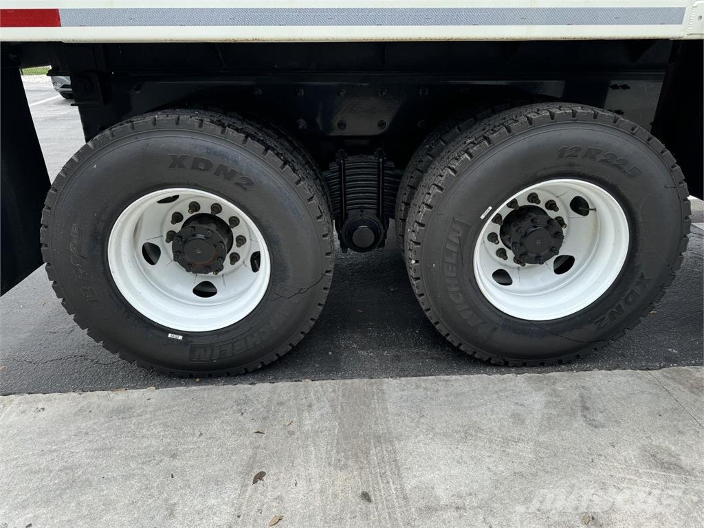 Mack GR64BRX 傾卸式卡車
