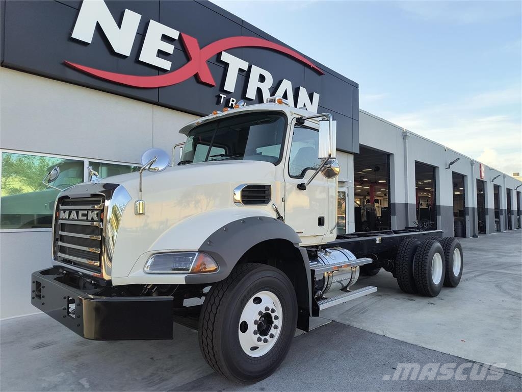 Mack GR64BX Bañeras basculantes usadas