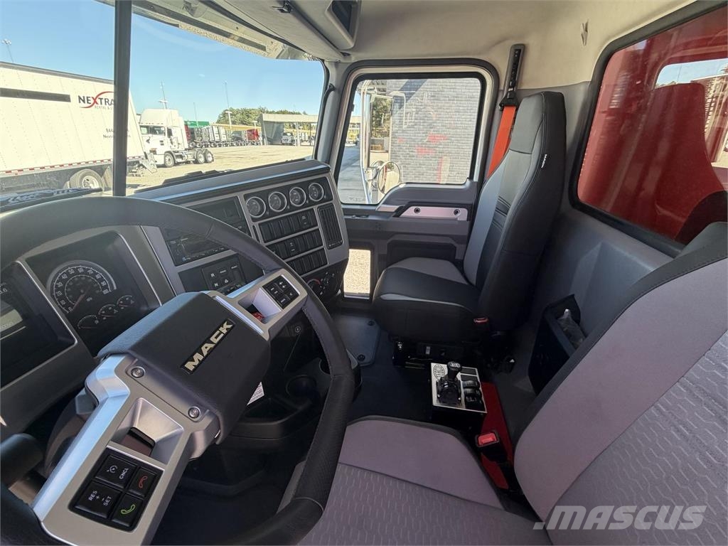 Mack GR64F 덤프 트럭