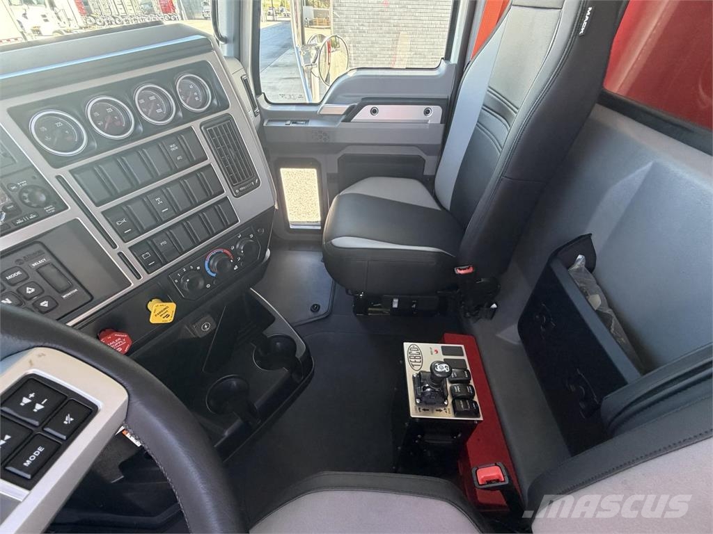 Mack GR64F 덤프 트럭