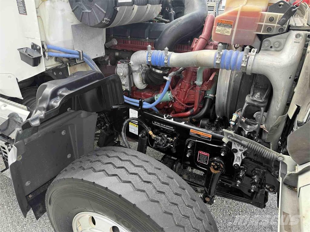 Mack GR64F 自卸式货车