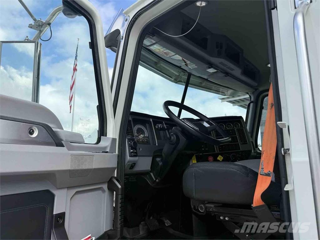 Mack GR64F 自卸式货车