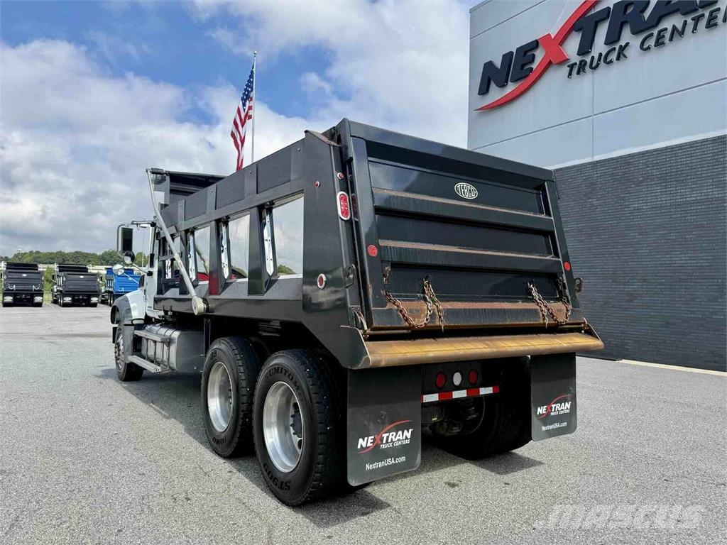Mack GR64F 自卸式货车
