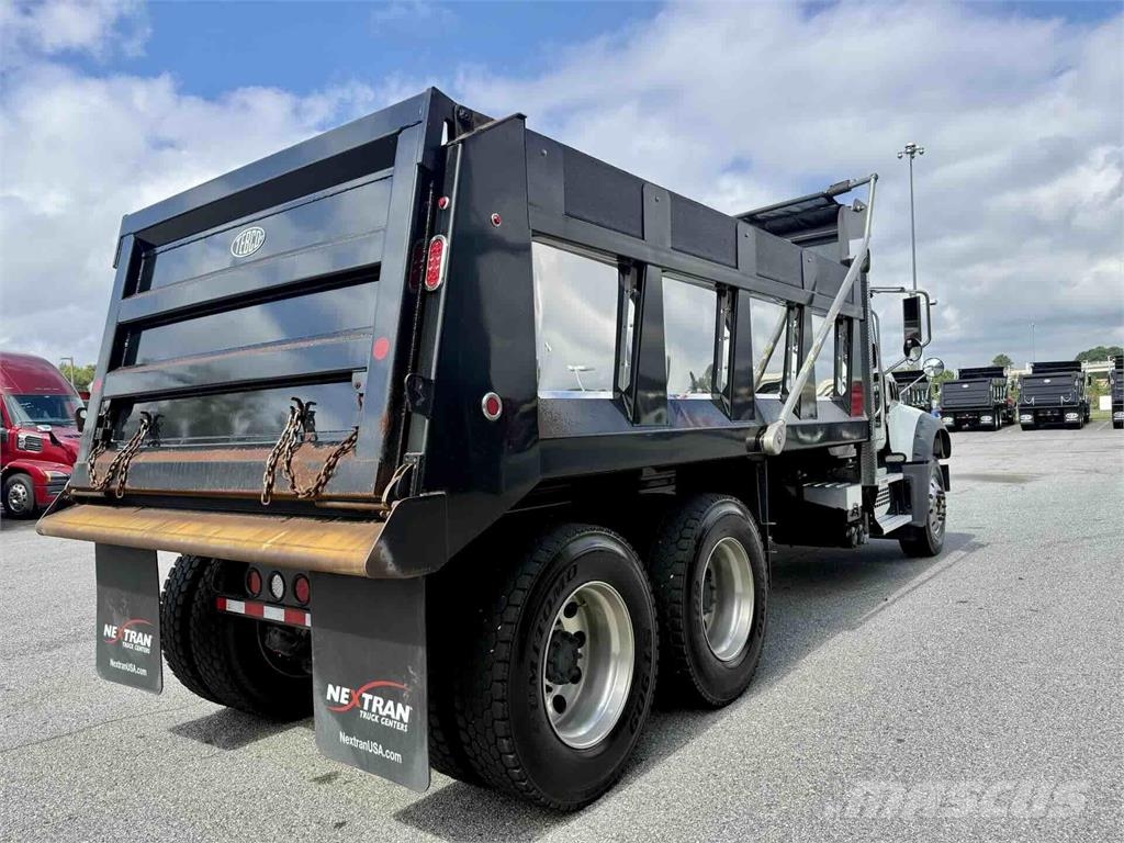 Mack GR64F 自卸式货车