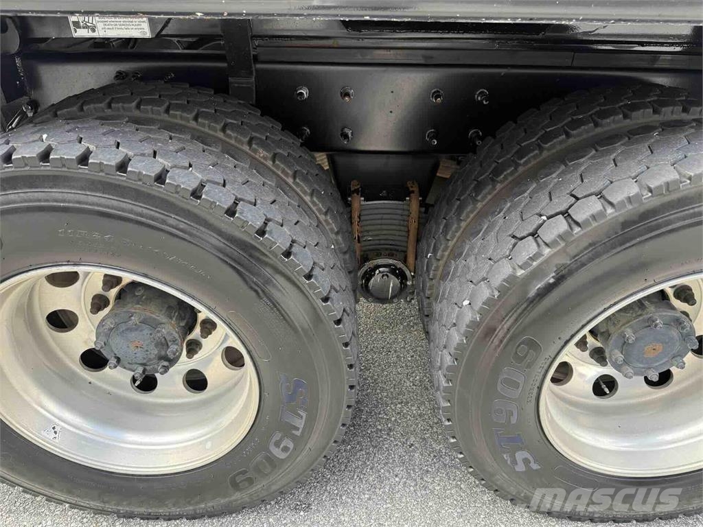 Mack GR64F 自卸式货车