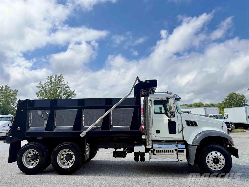Mack GR64F 自卸式货车