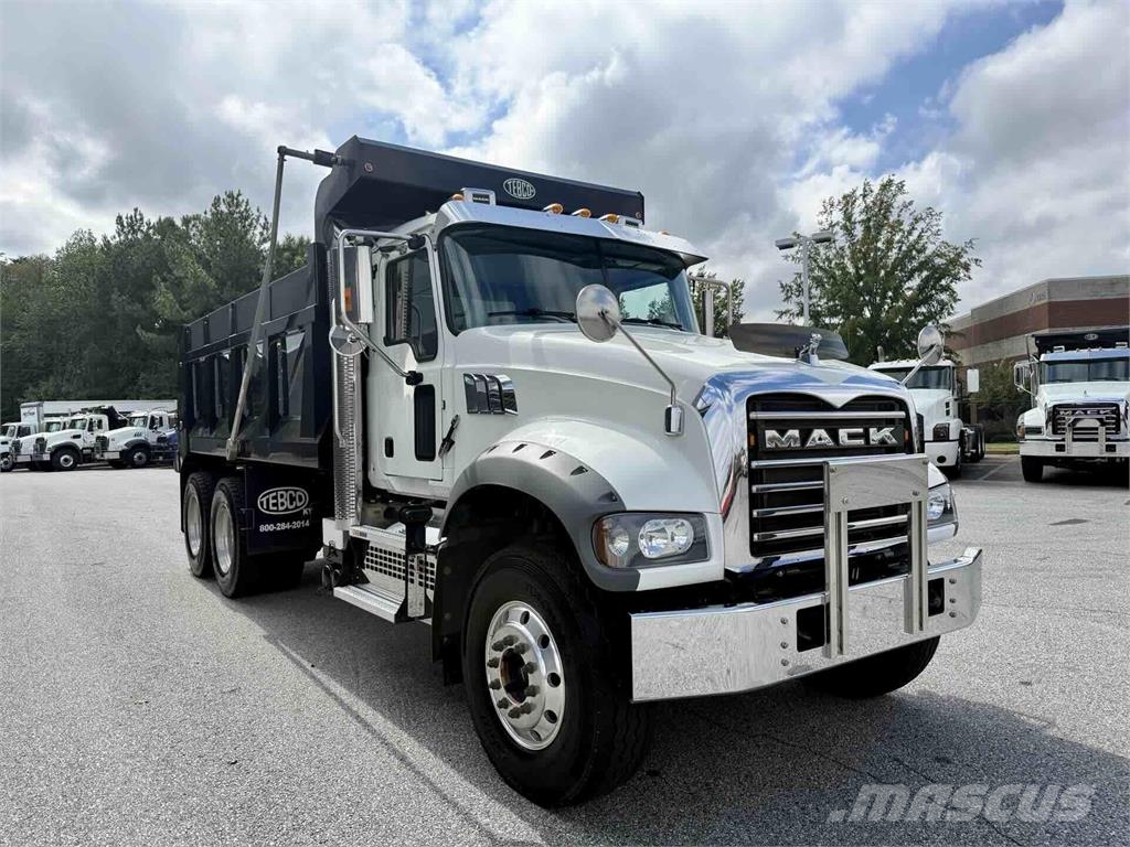 Mack GR64F 自卸式货车
