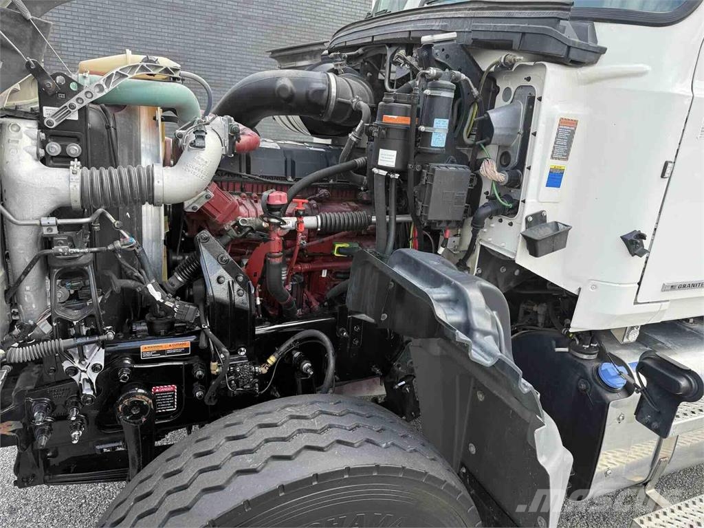 Mack GR64F 自卸式货车
