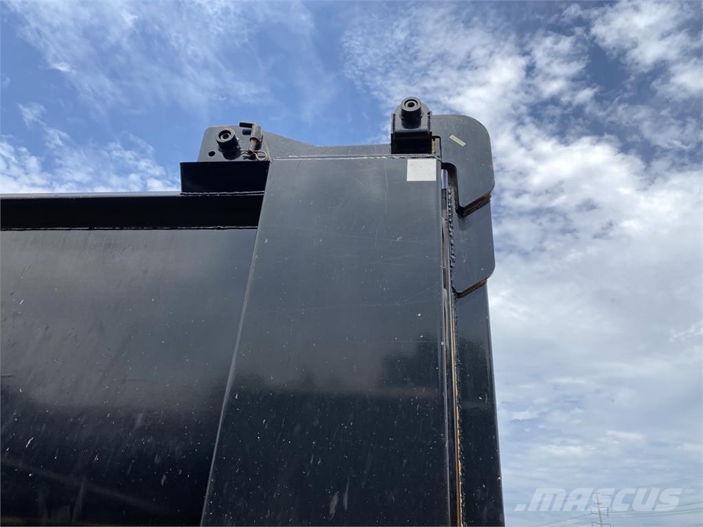 Mack GR64F Самосвал