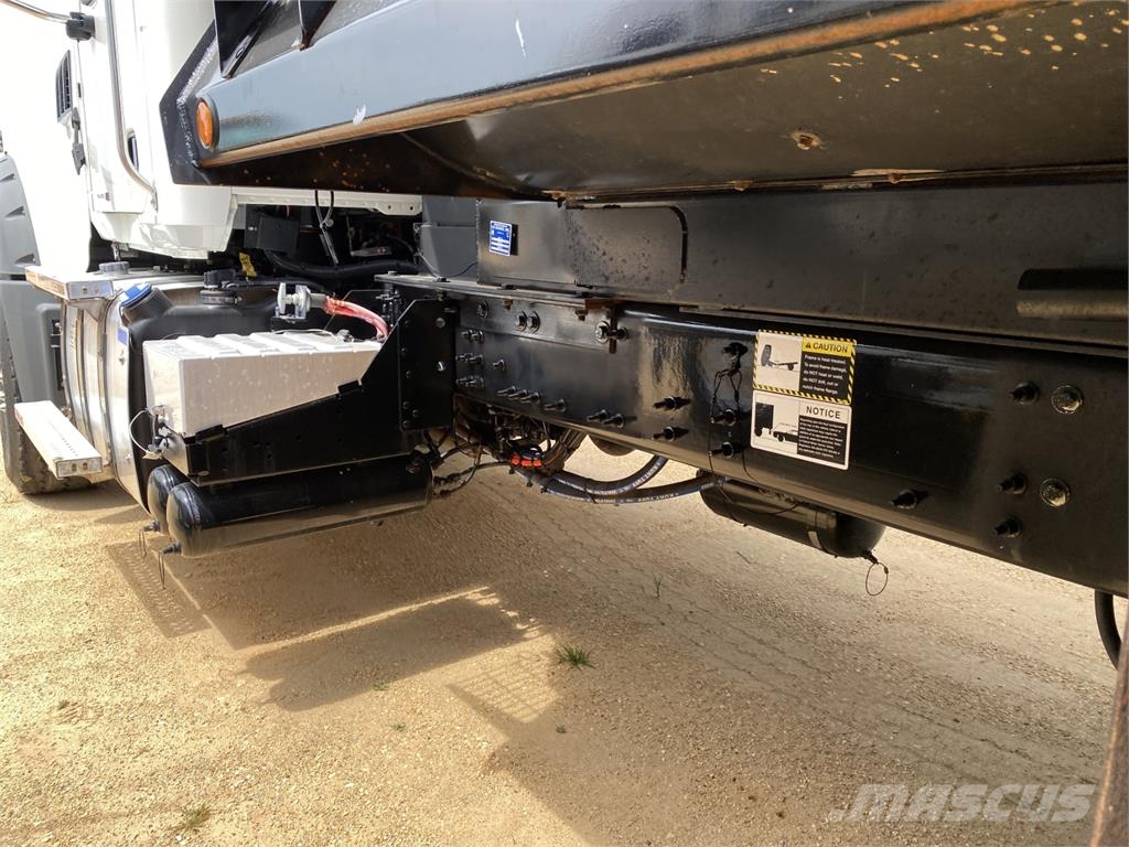 Mack GR64F Самосвал