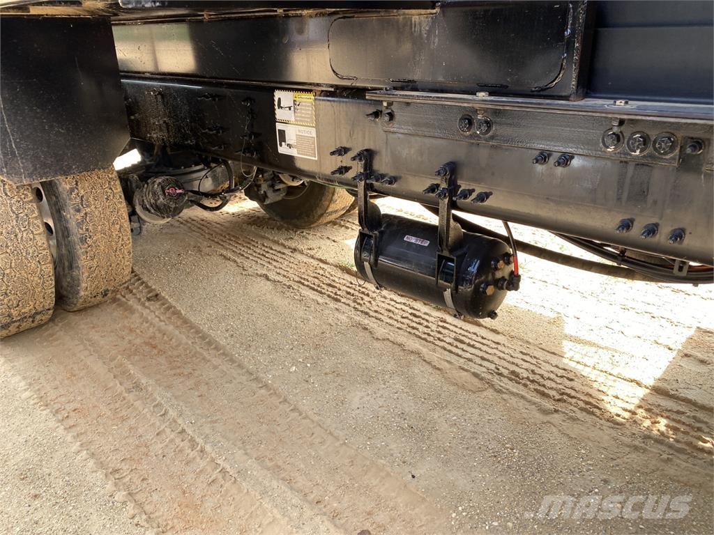 Mack GR64F Самосвал