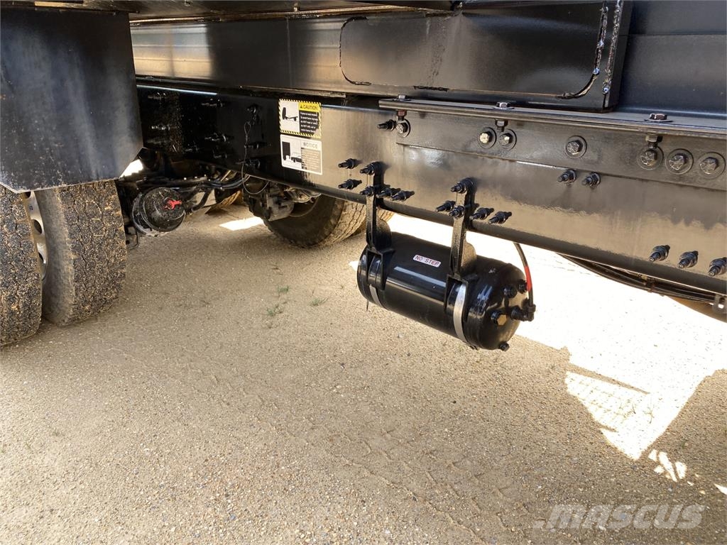 Mack GR64F Самосвал