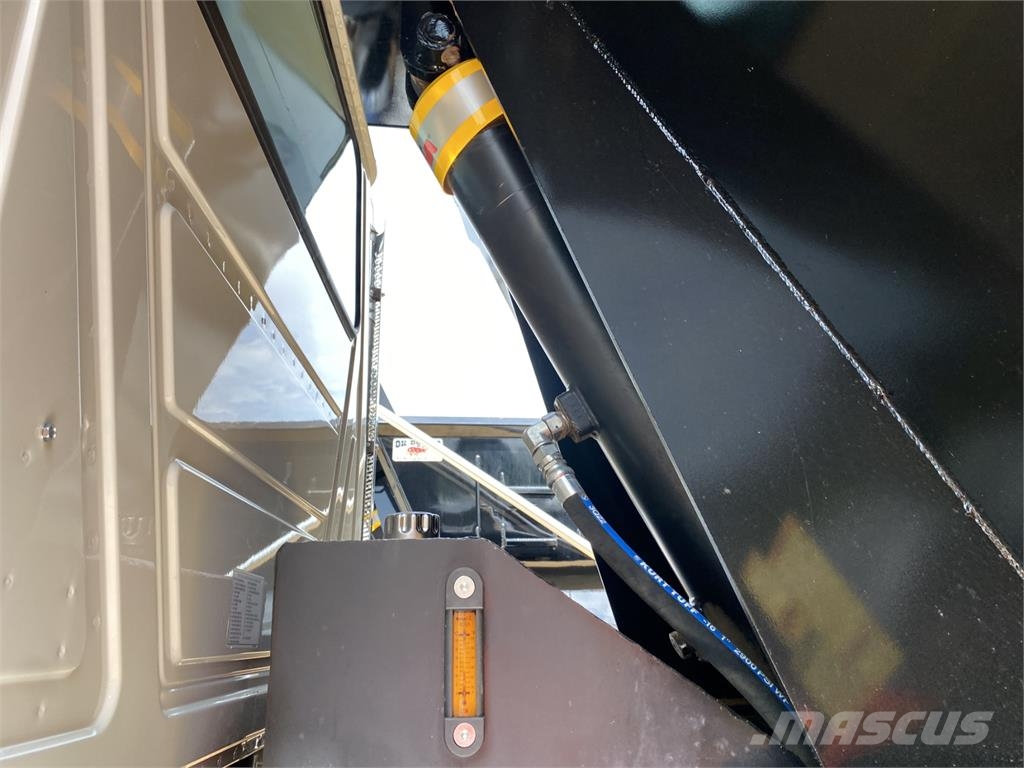 Mack GR64F Самосвал