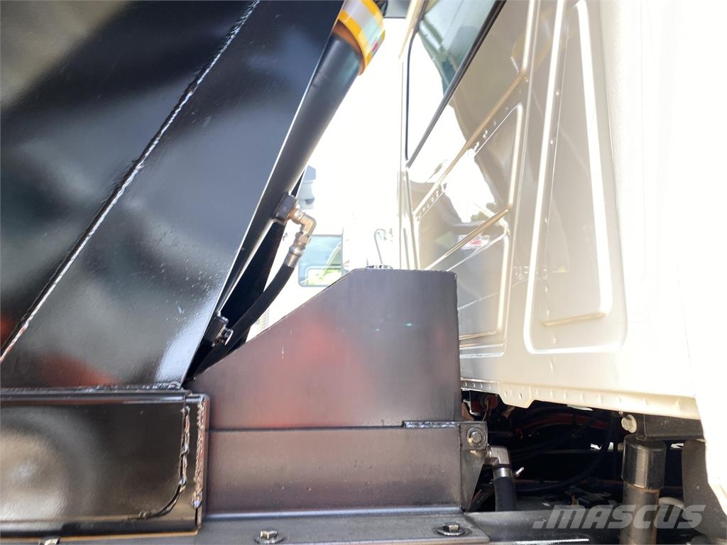 Mack GR64F Самосвал