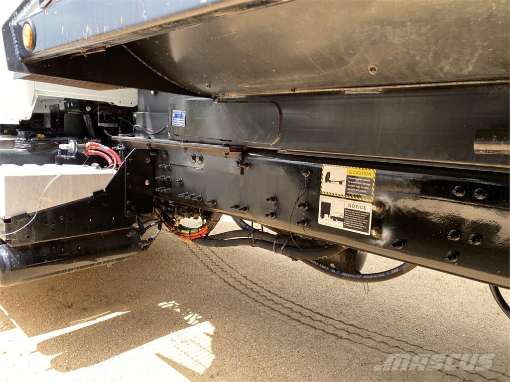 Mack GR64F Самосвал