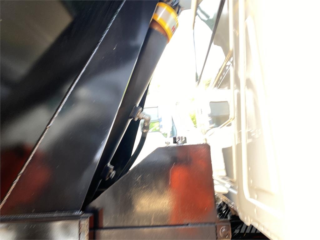 Mack GR64F Самосвал