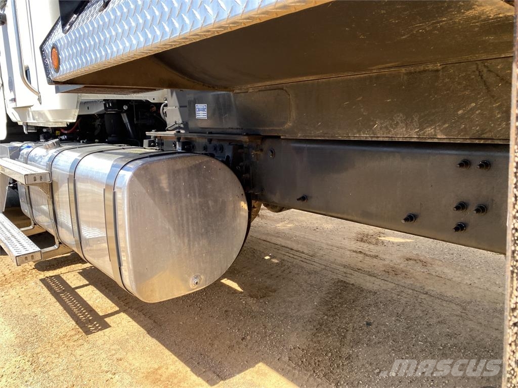 Mack GR64F Самосвал