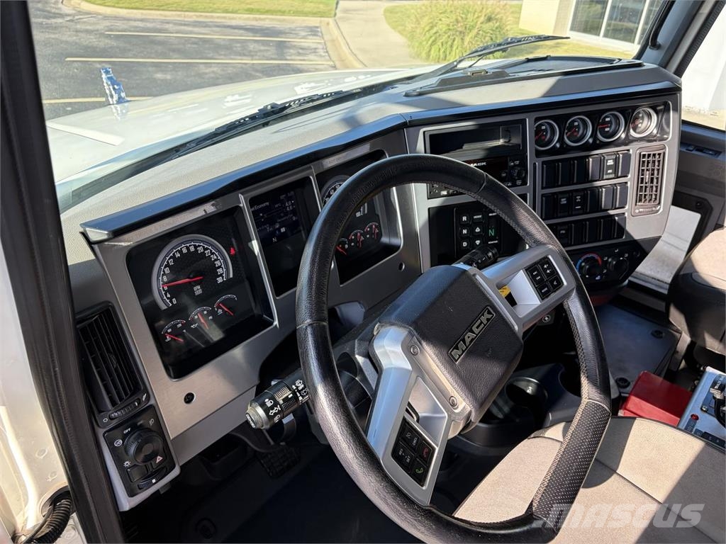 Mack GR64FT Pašizgāzējs