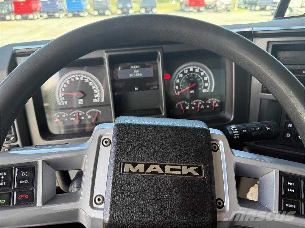 Mack GR84F Camiones bañeras basculantes o volquetes
