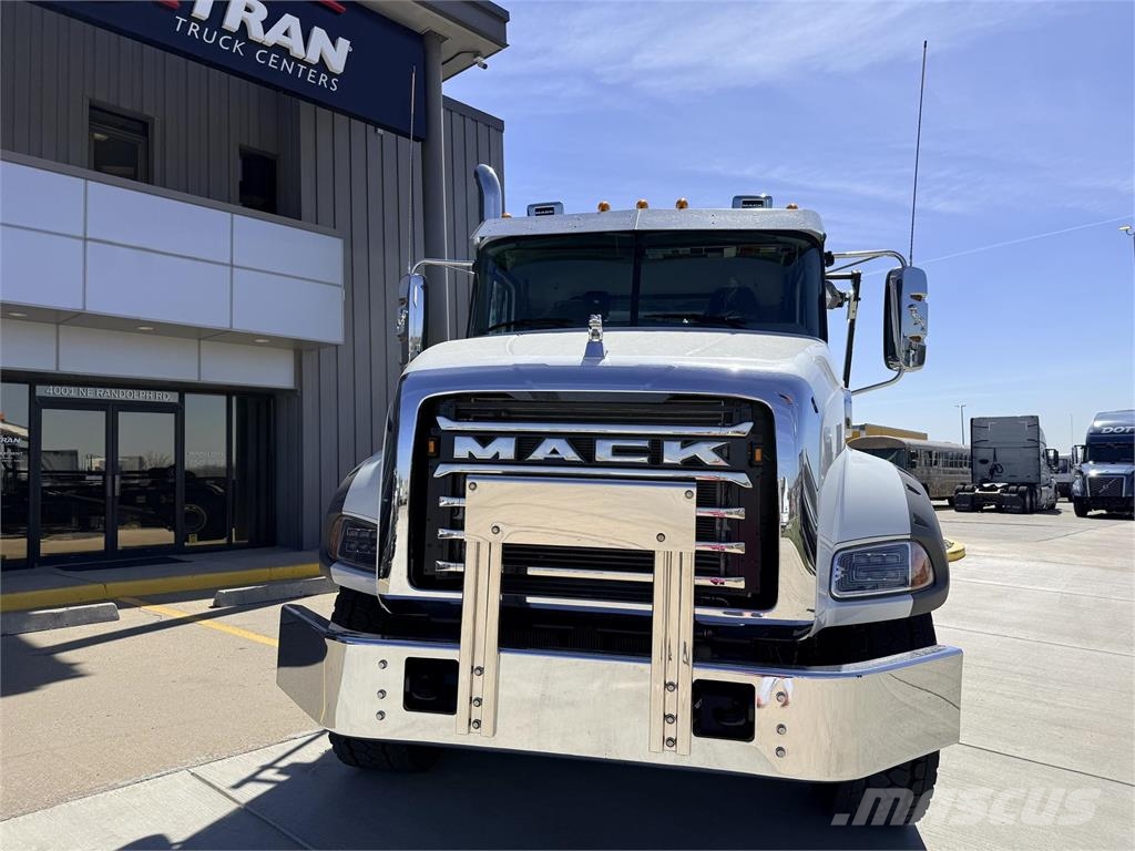 Mack GRANITE 64B ROLL-OFF Tractor Units