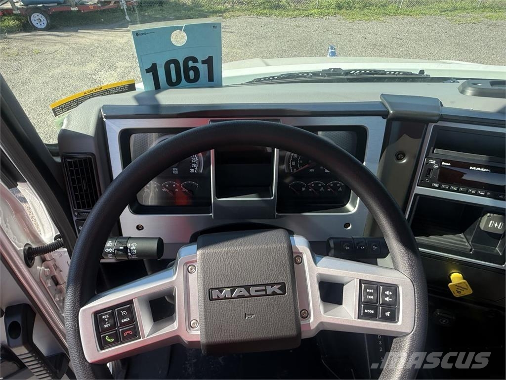 Mack MD6 42R Camiones con chasís y cabina