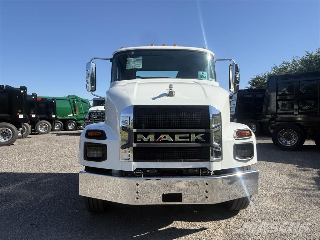 Mack MD6 42R Camiones con chasís y cabina