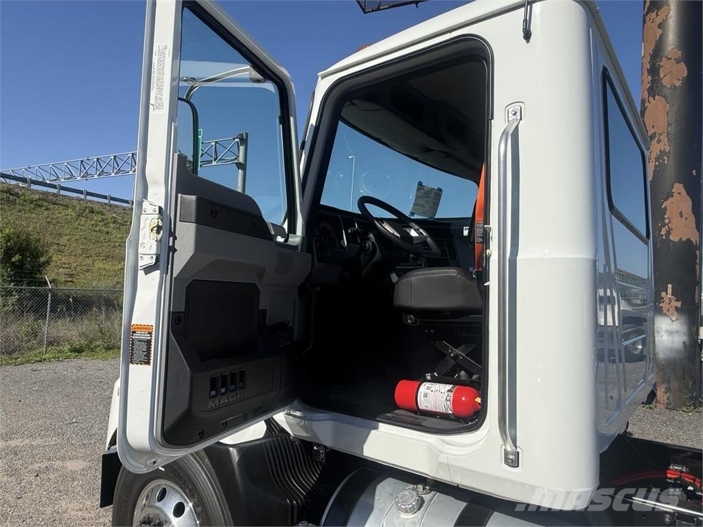 Mack MD6 42R Camiones con chasís y cabina