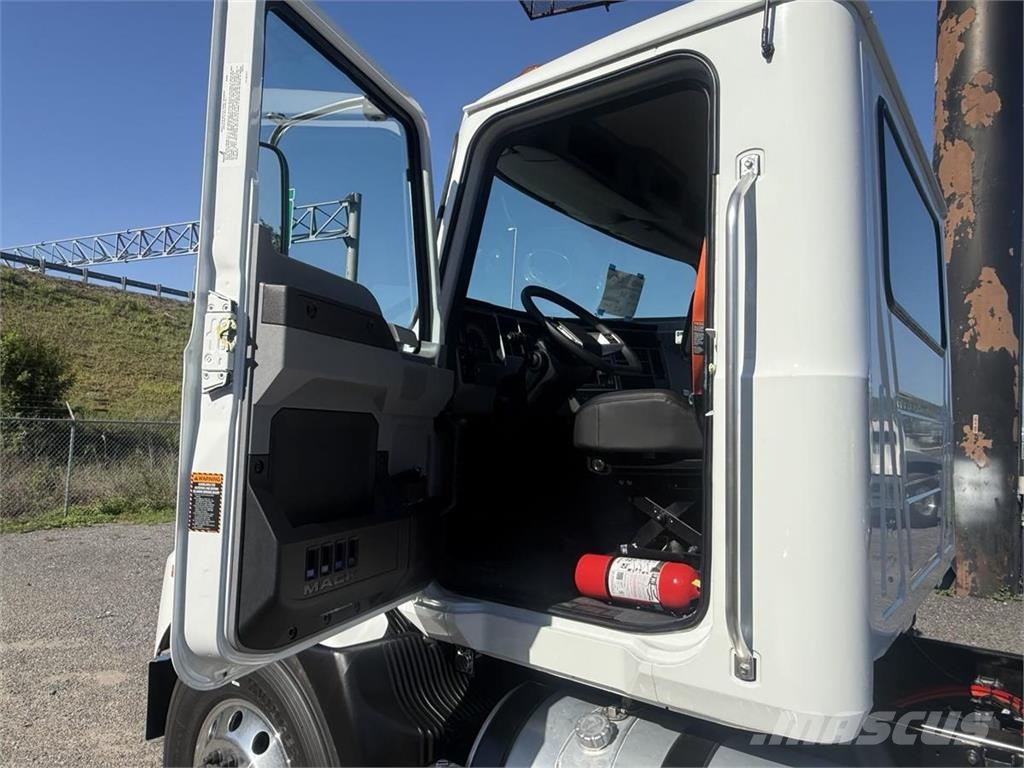 Mack MD6 42R Шасси с кабиной