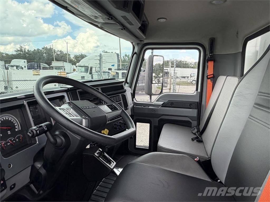 Mack MD6 42R شاحنات بمقصورة وهيكل