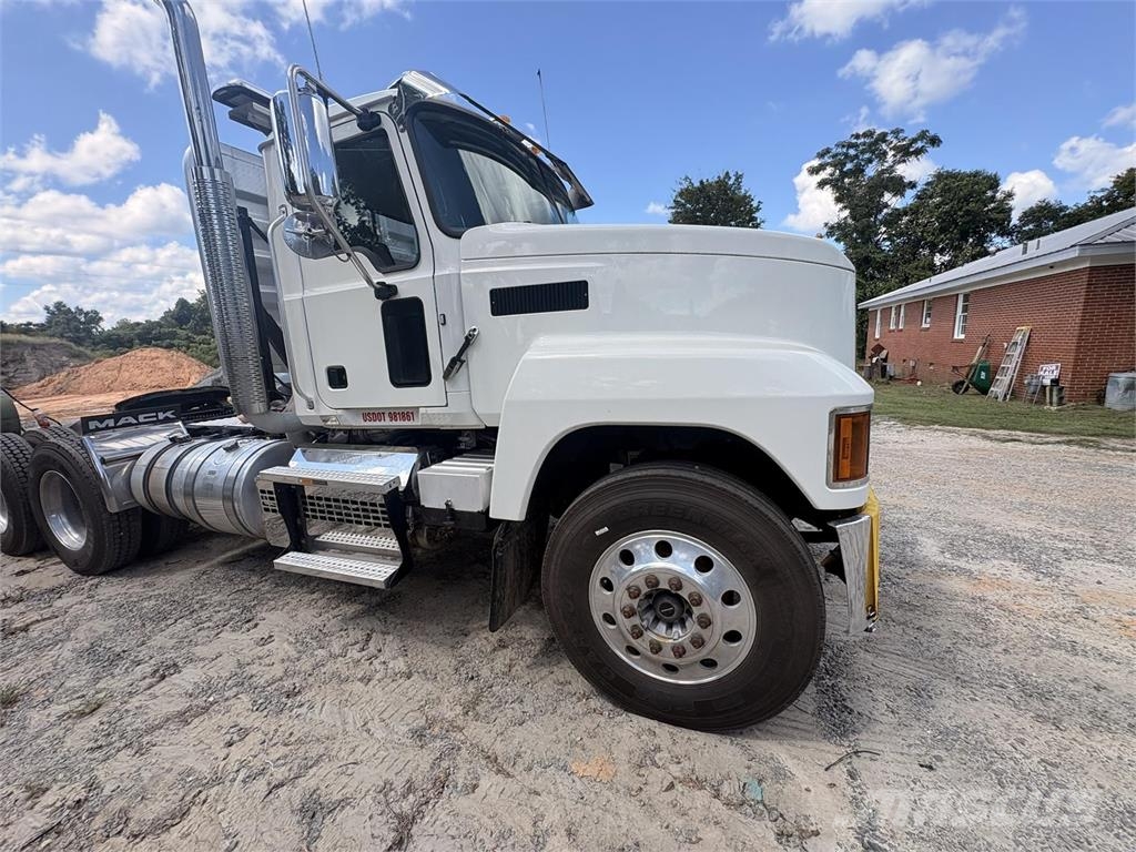 Mack PI64T Trekkers