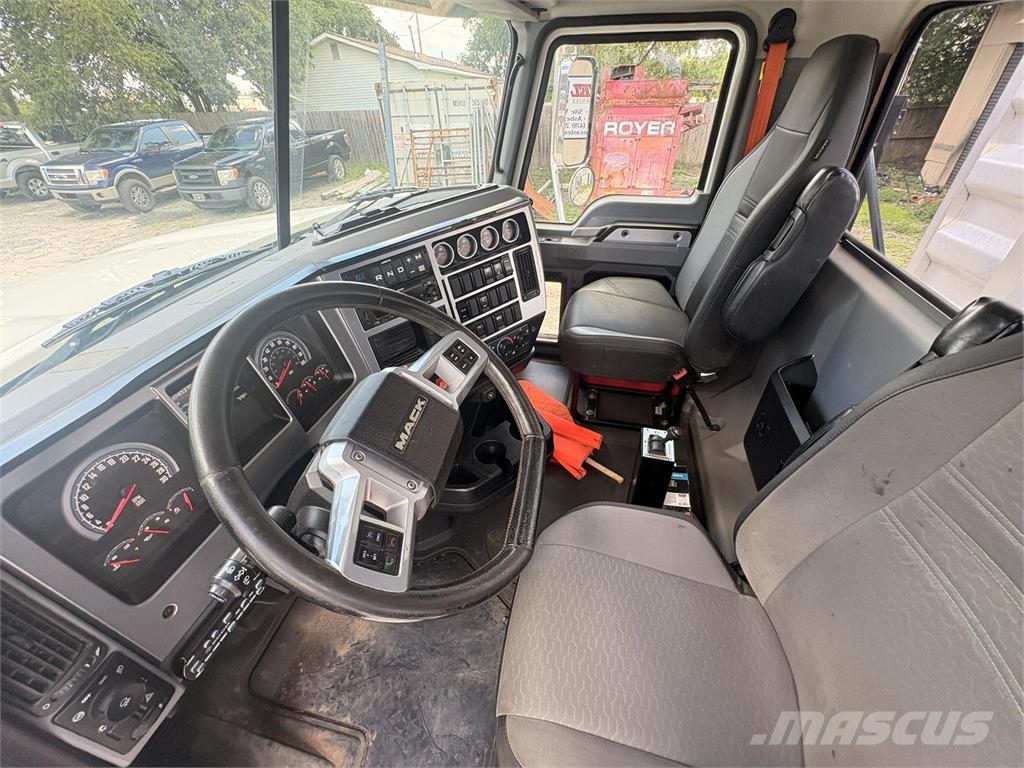 Mack PI64T Trekkers