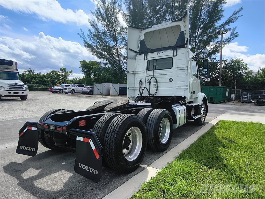 Volvo VNR64T300 Седельные тягачи