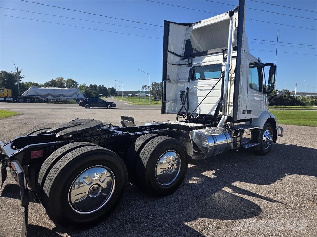 Volvo VNR64T300 Autotractoare