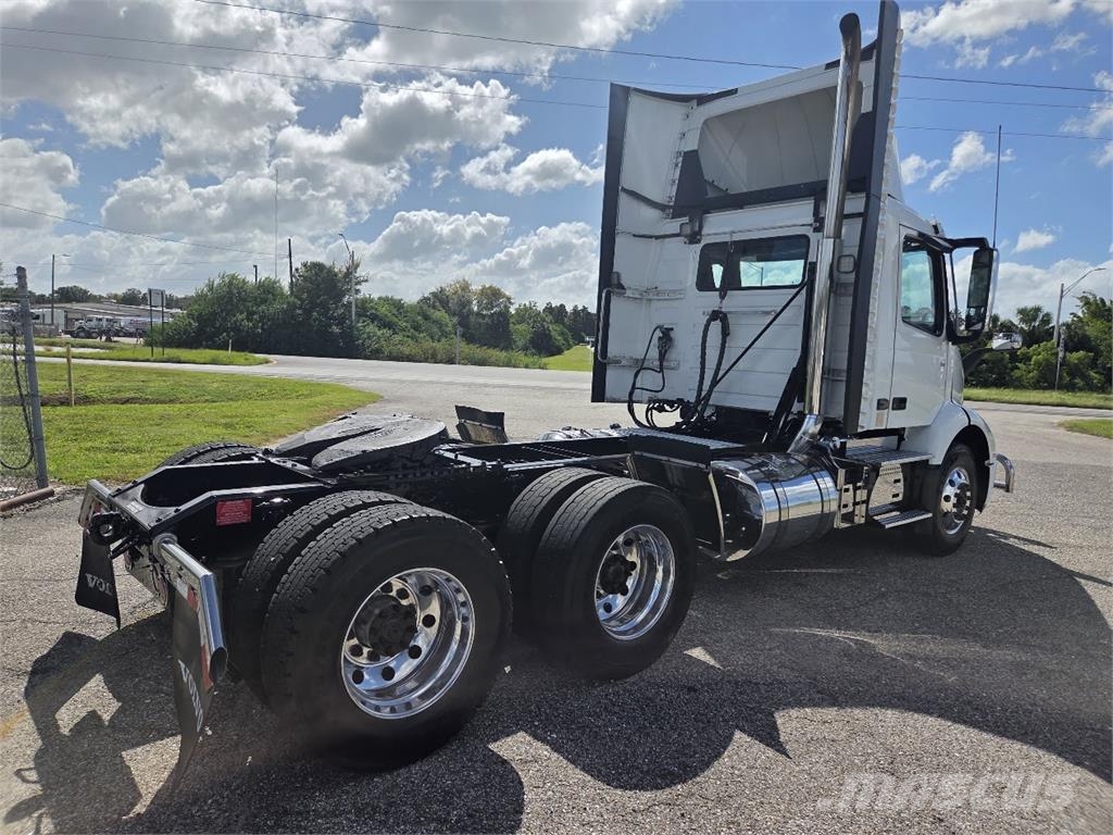 Volvo VNR64T300 Naudoti vilkikai