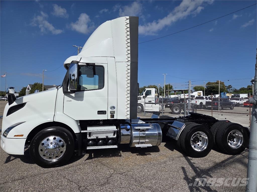 Volvo VNR64T300 Vetopöytäautot