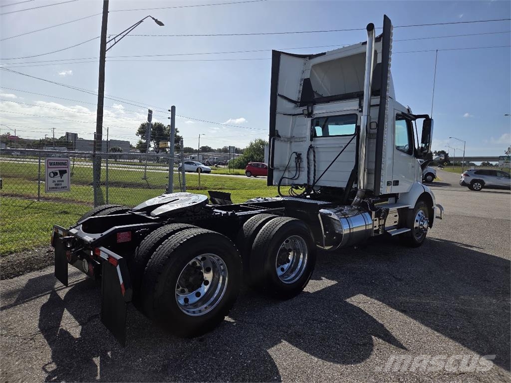 Volvo VNR64T300 Vetopöytäautot