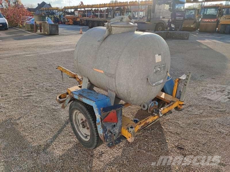 Courant 500 LITRES A EAU Tanques
