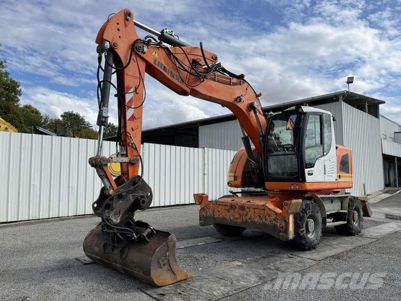 Liebherr A918 COMPACT Pelle sur pneus