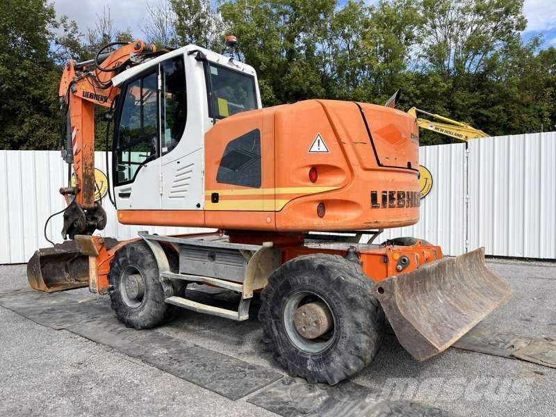 Liebherr A918 COMPACT Pelle sur pneus