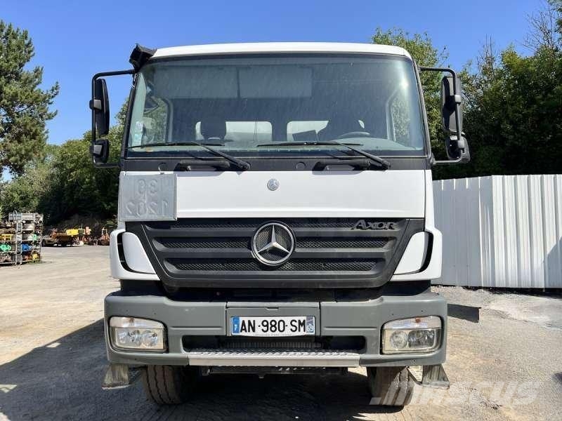 Mercedes-Benz AXOR 1833 4X4 タンカートラック