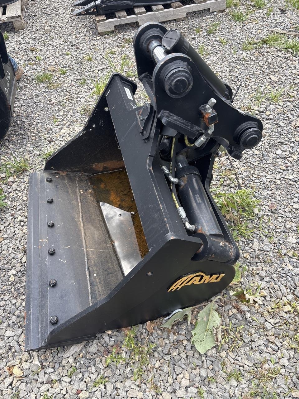 AMI ATTACHMENTS 36 TILT DITCHING BUCKET Otros