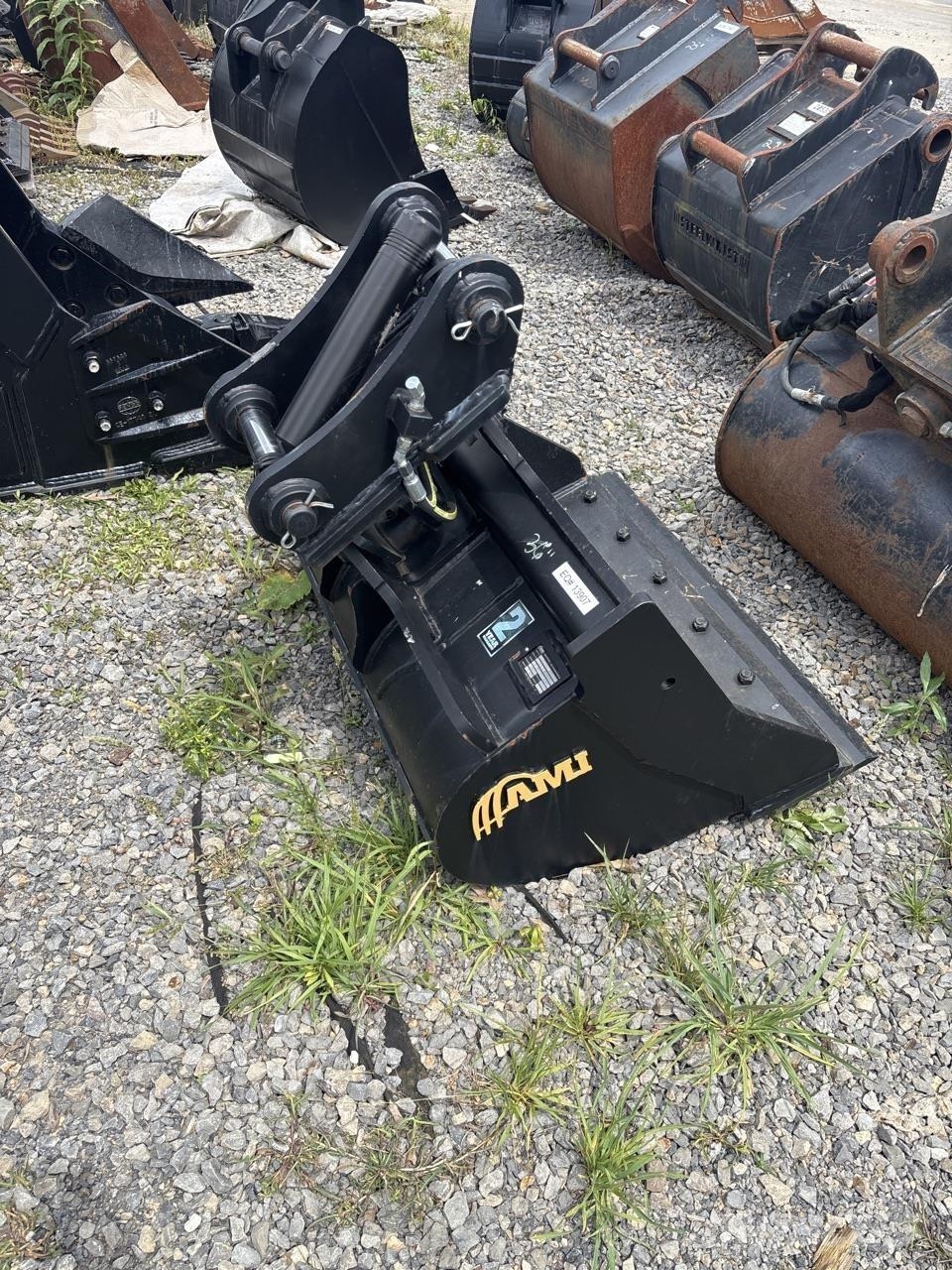 AMI ATTACHMENTS 36 TILT DITCHING BUCKET Otros