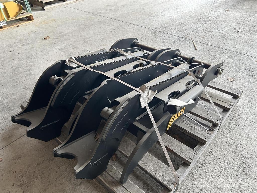 AMI HYDRAULIC BACKHOE THUMB Scarificatori